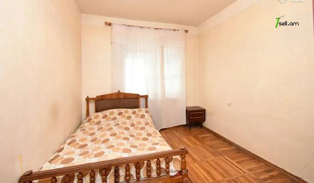 4 սենյականոց բնակարան Ավետիս Ահարոնյան փողոցում, 100 քմ, կոսմետիկ վերանորոգում, քարե շենք