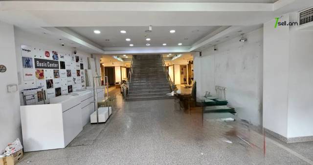 Բազմաֆունկցիոնալ գույք Հանրապետության փողոցում կենտրոնում, 1200 ք.մ.