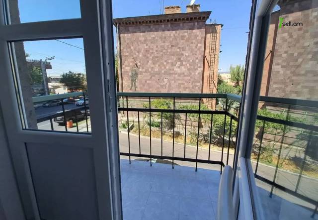 3 սենյականոց բնակարան Սայաթ-Նովայի պողոտայում, 70 ք.մ., 3/5 հարկ, կապիտալ վերանորոգված, քարե շենք