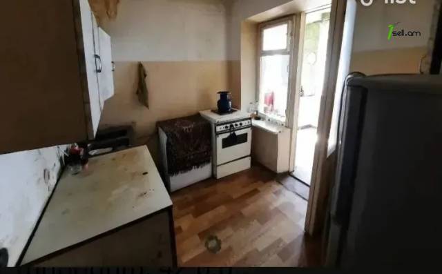 1 սենյականոց բնակարան Նիկողայոս Տիգրանյան փողոցում, 42 քմ, նախավերջին հարկ, քարե շենք