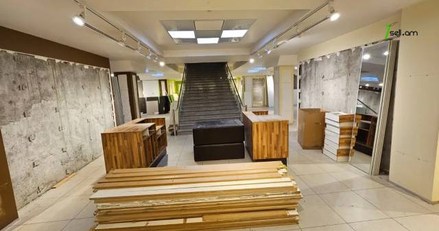 Բազմաֆունկցիոնալ գույք Հանրապետության փողոցում կենտրոնում, 1200 ք.մ.