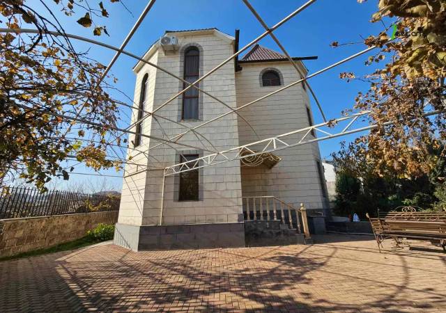 Երեք հարկանի քարե տուն Դավիթ Բեկի փողոցում Նոր Նորքում, 895 ք.մ., 3+ սանհանգույց