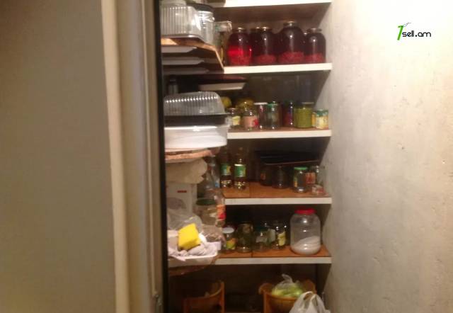 Երկու հարկանի քարե տուն Ազատամարտիկների փողոցում Էրեբունիում, 200 ք.մ., 2 սանհանգույց