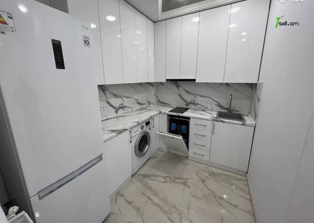 3 սենյականոց բնակարան նորակառույց շենքում Հանրապետության փողոցում, 55 ք.մ., բարձր առաստաղներ