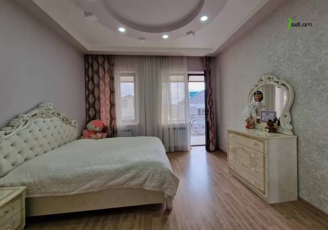 Երկու հարկանի քարե տուն, Դուրյան թաղամաս Ավանում, 500 ք.մ., 2 սանհանգույց, կապիտալ վերանորոգված