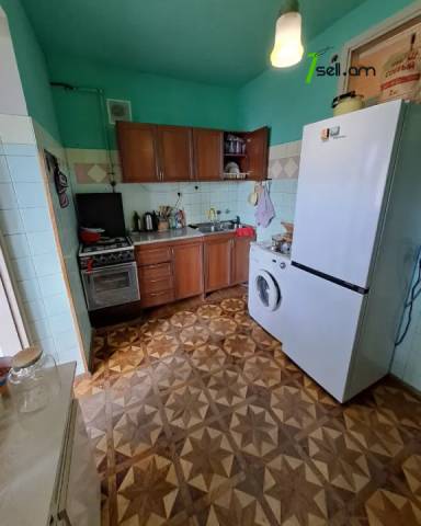 3 սենյականոց բնակարան Բարբյուսի փողոցում, 94 ք.մ., մի քանի պատշգամբ, քարե շենք