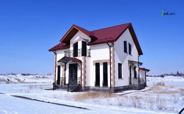 Երկու հարկանի քարե տուն Գյումրիում, 180 ք.մ., 2 սանհանգույց, դիզայներական ոճով վերանորոգված