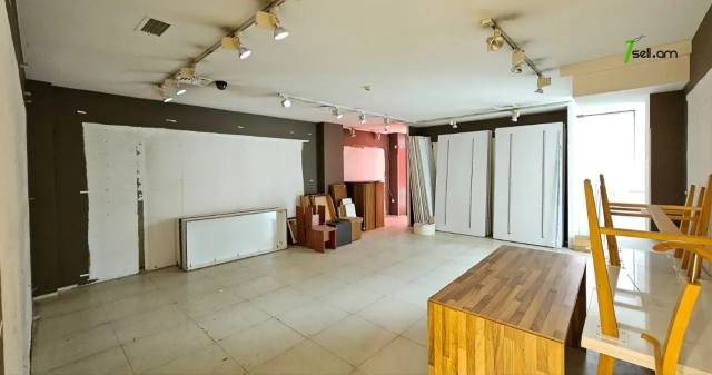 Բազմաֆունկցիոնալ գույք Հանրապետության փողոցում կենտրոնում, 1200 ք.մ.