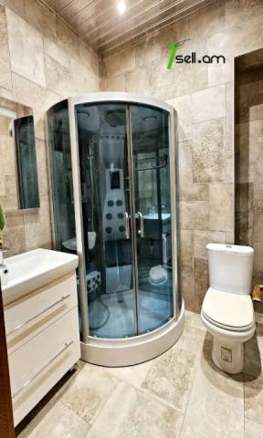 Երեք հարկանի քարե տուն Մոլդովական փողոցում Նոր Նորքում, 1240 քմ, 3+ սանհանգույց