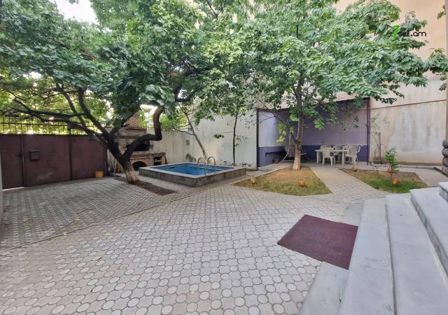 Երեք հարկանի քարե տուն Այգեկցու փողոցում Արաբկիրում, 430 ք.մ., 3+ սանհանգույց, կապիտալ վերանորոգված