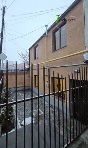 Երկու հարկանի քարե տուն Վահրամ Փափազյան փողոցում Արաբկիրում, 320 ք.մ., 2 սանհանգույց