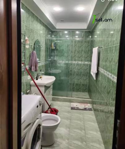 3 սենյականոց բնակարան նորակառույց շենքում Լեռ Կամսարի փողոցում, 113 ք.մ., բարձր առաստաղներ