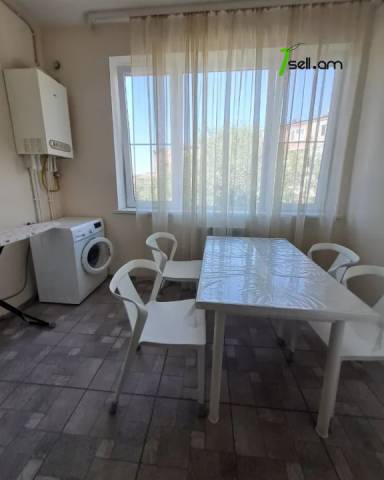 3 սենյականոց բնակարան Չարենցի փողոցում, 90 ք.մ., 3/5 հարկ, 2 սանհանգույց, բարձր առաստաղներ