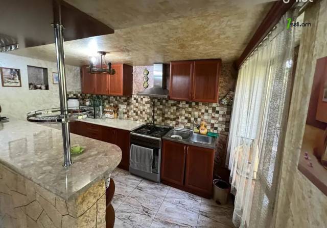 Երկու հարկանի քարե տուն Առափնյա փողոցում Եղվարդում, 207 ք.մ., 2 սանհանգույց