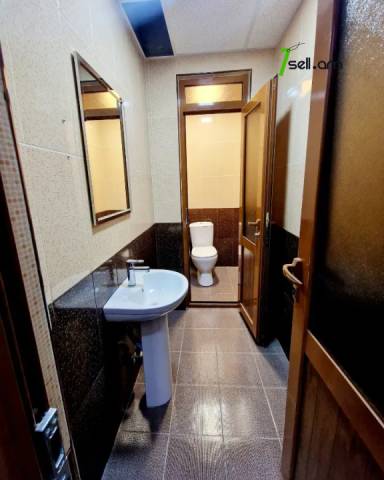 Բազմաֆունկցիոնալ գույք, Հանրապետության հրապարակ կենտրոնում, 2500 ք.մ.