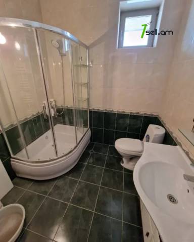 Երեք հարկանի քարե տուն, Նոյ թաղամաս Աջափնյակում, 600 ք.մ., 3+ սանհանգույց, եվրովերանորոգված