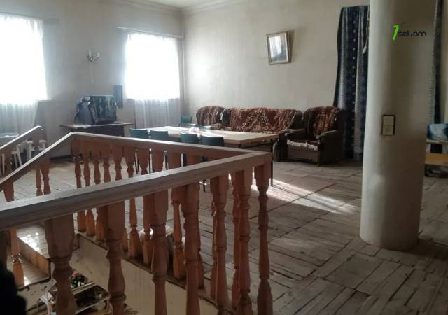 Երկու հարկանի քարե տուն Աբովյանում, 1600 ք.մ.