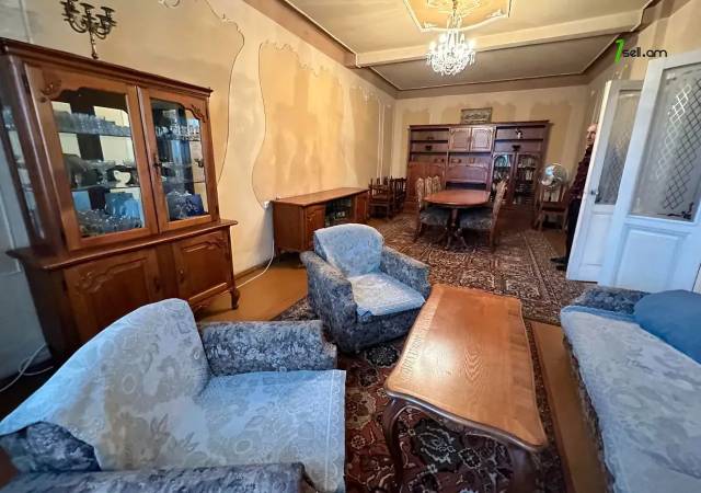 Երկու հարկանի քարե տուն Նաիրի Զարյան փողոցում կենտրոնում, 567 ք.մ., 2 սանհանգույց
