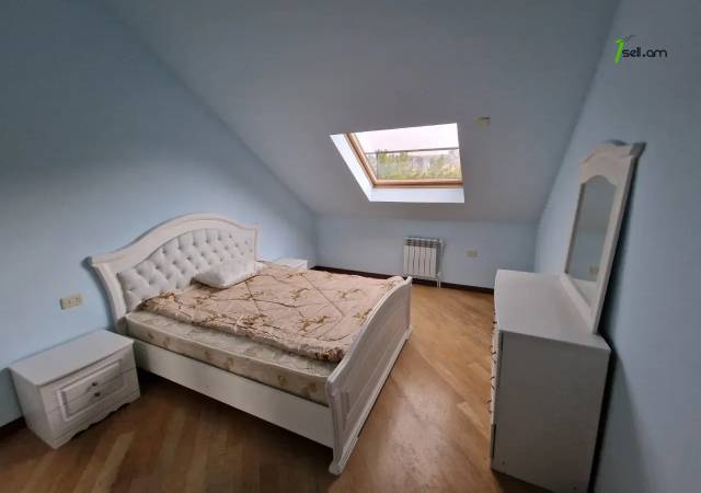 3 սենյականոց բնակարան Մոսկովյան փողոցում, 120 ք.մ., 2 սանհանգույց, բարձր առաստաղներ