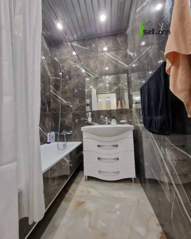 Երկու հարկանի քարե տուն Ժակ Իվ Կուստոյի փողոցում Էրեբունիում, 390 ք.մ., 3+ սանհանգույց