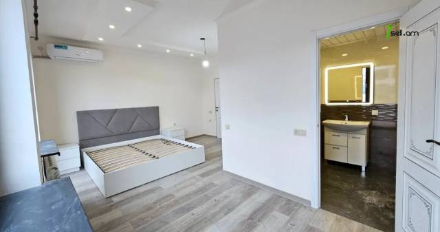 Երեք հարկանի քարե թաունհաուզ Նվեր Սաֆարյան փողոցում Ավանում, 351 ք.մ., 3+ սանհանգույց