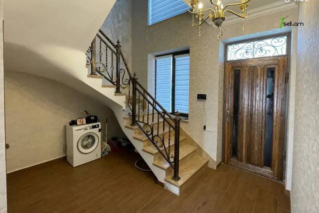 Երկու հարկանի քարե թաունհաուզ, Գ-1 թաղամաս Աջափնյակում, 150 ք.մ., 2 սանհանգույց, եվրովերանորոգված