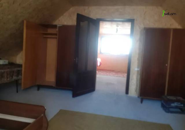 Մեկ հարկանի քարե տուն Ձորաղբյուրում, 1000 ք.մ., մասնակի վերանորոգում