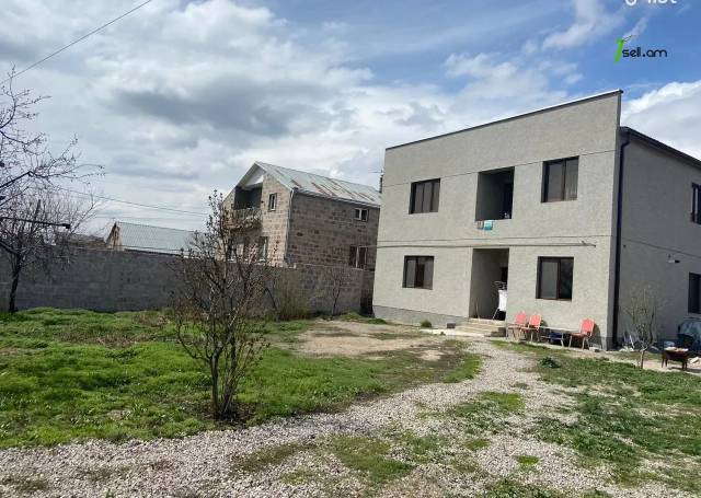 Երկու հարկանի քարե տուն Բագրևանդի փողոցում Ավանում, 150 քմ, 2 սանհանգույց, կոսմետիկ վերանորոգում