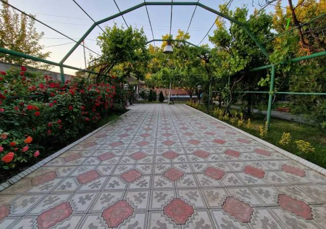 Երեք հարկանի քարե տուն Դավիթ Բեկի փողոցում Էրեբունիում, 2550 ք.մ., 3+ սանհանգույց, մեծ հողամաս