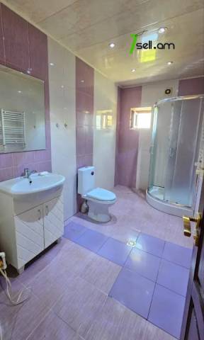 Երկու հարկանի քարե տուն Սիլիկյանի 5-րդ փողոցում Աջափնյակում, 3000 քմ, 2 սանհանգույց, մեծ հողամաս