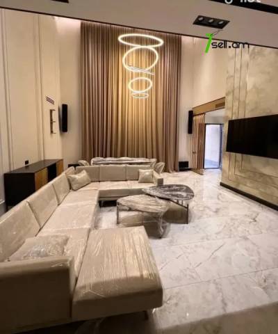 Երկու հարկանի թաունհաուզ Վերին Անտառային փողոցում կենտրոնում, 250 ք.մ., 3+ սանհանգույց