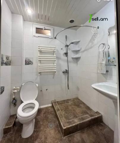 2 սենյականոց բնակարան Մարգարյան փողոցում, 45 ք.մ., 2/5 հարկ, եվրովերանորոգված, քարե շենք