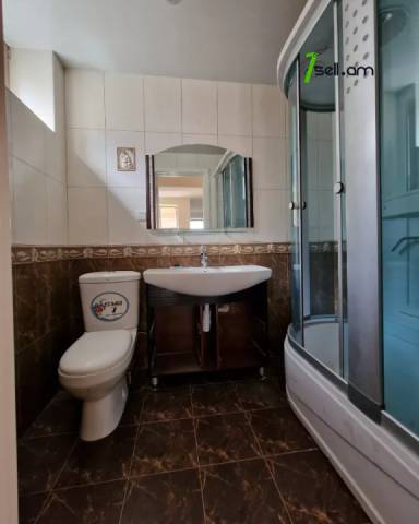 Երեք հարկանի քարե տուն, Նոյ թաղամաս Աջափնյակում, 600 ք.մ., 3+ սանհանգույց, եվրովերանորոգված