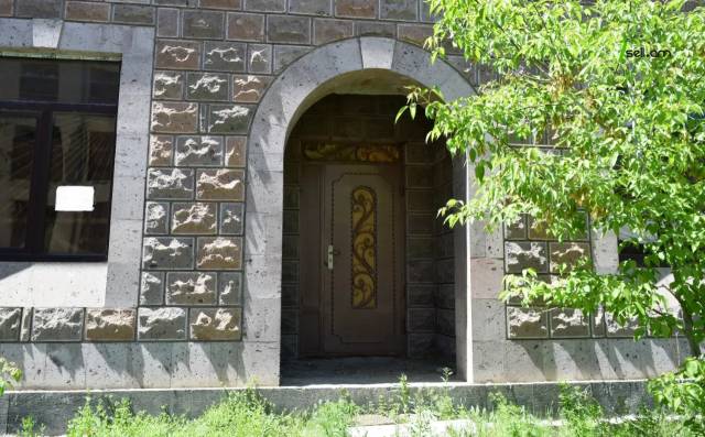 Երկու հարկանի քարե տուն Շիրակացի փողոցում Գյումրիում, 270 քմ, 2 սանհանգույց