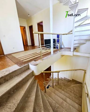 Երեք հարկանի քարե տուն Աջափնյակում, 1200 ք.մ., 2 սանհանգույց, եվրովերանորոգված