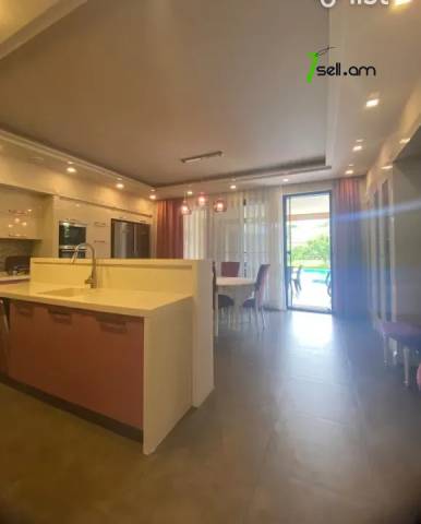 Երեք հարկանի տուն Մարշալ Բաբաջանյան փողոցում Ավանում, 715 քմ, 3+ սանհանգույց