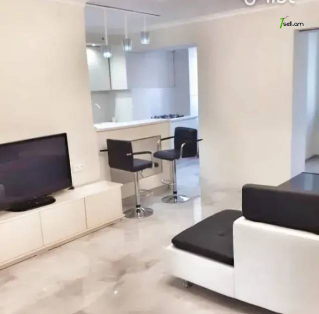 4 սենյականոց բնակարան Սևակի փողոցում, 75 ք.մ., 3/5 հարկ, դիզայներական ոճով վերանորոգված, քարե շենք