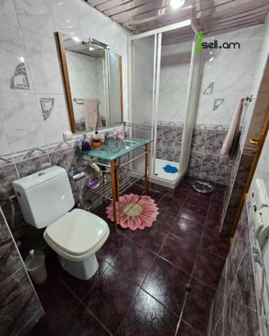 4 սենյականոց բնակարան Վարդանանց փողոցում, 140 ք.մ., 5/10 հարկ, 2 սանհանգույց, կապիտալ վերանորոգված