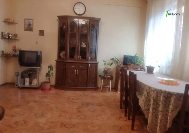 Երկու հարկանի քարե տուն Չարենցի փողոցում կենտրոնում, 260 ք.մ., 2 սանհանգույց, եվրովերանորոգված