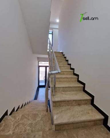 Բազմաֆունկցիոնալ գույք Արշակունյաց պողոտայում կենտրոնում, 270 ք.մ.