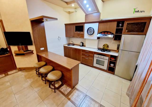 3 սենյականոց բնակարան Մոսկովյան փողոցում, 75 ք.մ., 2 սանհանգույց, բարձր առաստաղներ, 2/6 հարկ