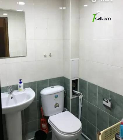 2 սենյականոց բնակարան Աբովյան փողոցում, 41 ք.մ., նախավերջին հարկ, եվրովերանորոգված, քարե շենք