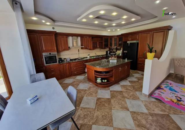 Երկու հարկանի քարե տուն Նոր Նորքում, 1000 ք.մ., 3+ սանհանգույց, կապիտալ վերանորոգված