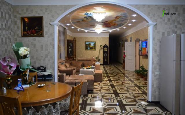 Երկու հարկանի քարե տուն 13-րդ փողոցում Գյումրիում, 716 քմ, 3+ սանհանգույց