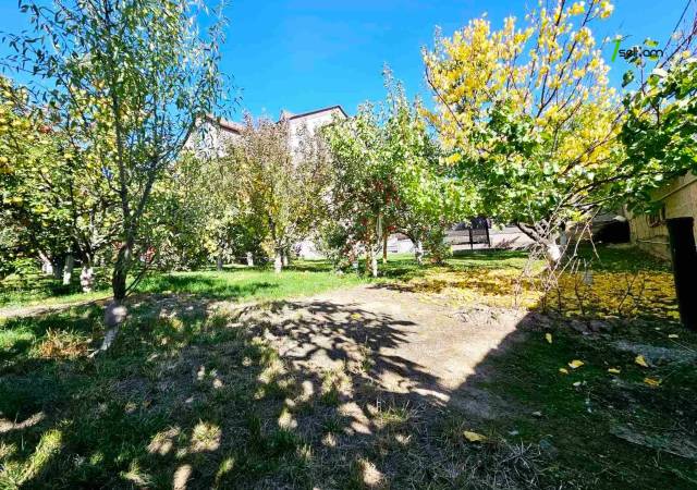 Երեք հարկանի քարե տուն Բագրևանդի փողոցում Նոր Նորքում, 1560 ք.մ., 3+ սանհանգույց