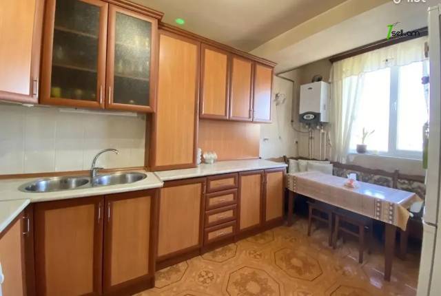 2 սենյականոց բնակարան Չեխովի փողոցում, 80 քմ, 6/13 հարկ, մի քանի պատշգամբ, մասնակի վերանորոգում