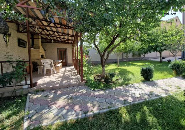 Երկու հարկանի քարե տուն Մելքումովի փողոցում Դավիթաշենում, 600 ք.մ., 3+ սանհանգույց, եվրովերանորոգված