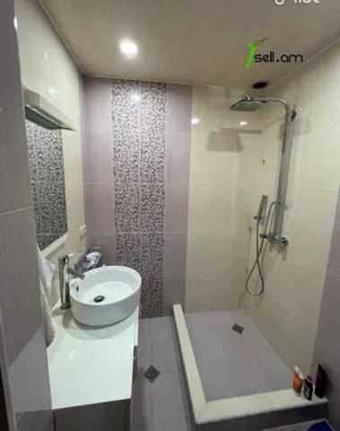 3 սենյականոց բնակարան Տպագրիչների փողոցում, 90 ք.մ., 2/4 հարկ, 2 սանհանգույց, բարձր առաստաղներ