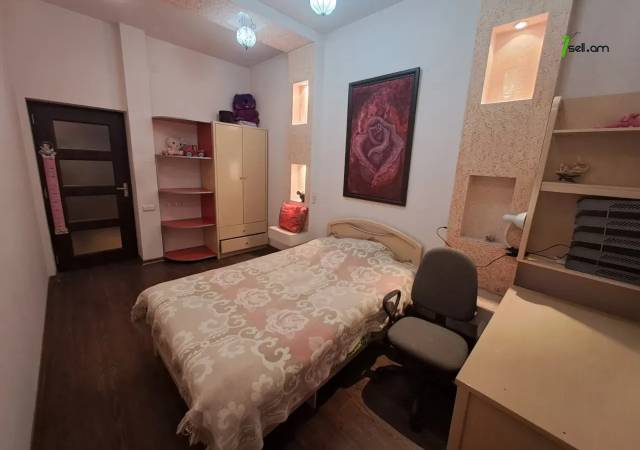 3 սենյականոց բնակարան Տերյան փողոցում, 110 քմ, նախավերջին հարկ, կապիտալ վերանորոգված, քարե շենք