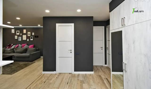 3 սենյականոց բնակարան Սարյան փողոցում, 77 ք.մ., դիզայներական ոճով վերանորոգված, քարե շենք